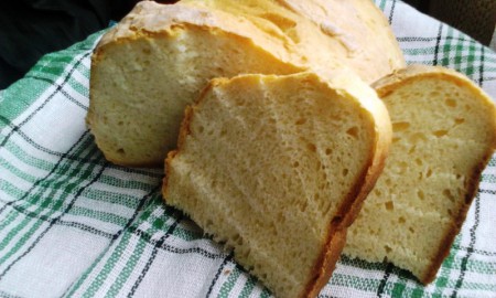 Zsömlekenyér felvágva